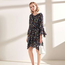 【開(kāi)名牌服裝店衣香麗影長(zhǎng)袖連衣裙】- 